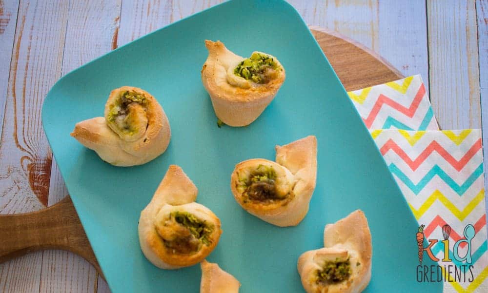 Zucchini, za'atar and cheese scrolls, the perfect combination for an extra veggie hit in the lunchbox. Freezer friendly and kid friendly, they are simply delicious! #kidsfood #familyfood #lunchbox #snack #yoghurtdough #scrolls