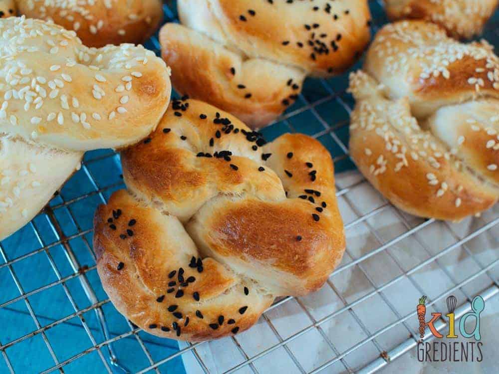 Savoury easy bake pretzels, easy to bake, perfect in the lunchbox or even as afternoon tea. Eat them straight, or spread with your favourite spread. Freezer friendly, kid friendly and the perfect way to try baking bread.