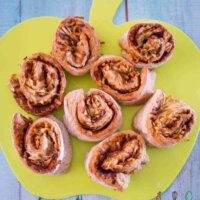 Low in sugar and easy to make these apple pie yoghurt dough scrolls are a winner. Perfect for the lunchbox, they freeze well and are super portable. A sweet take on yoghurt dough!