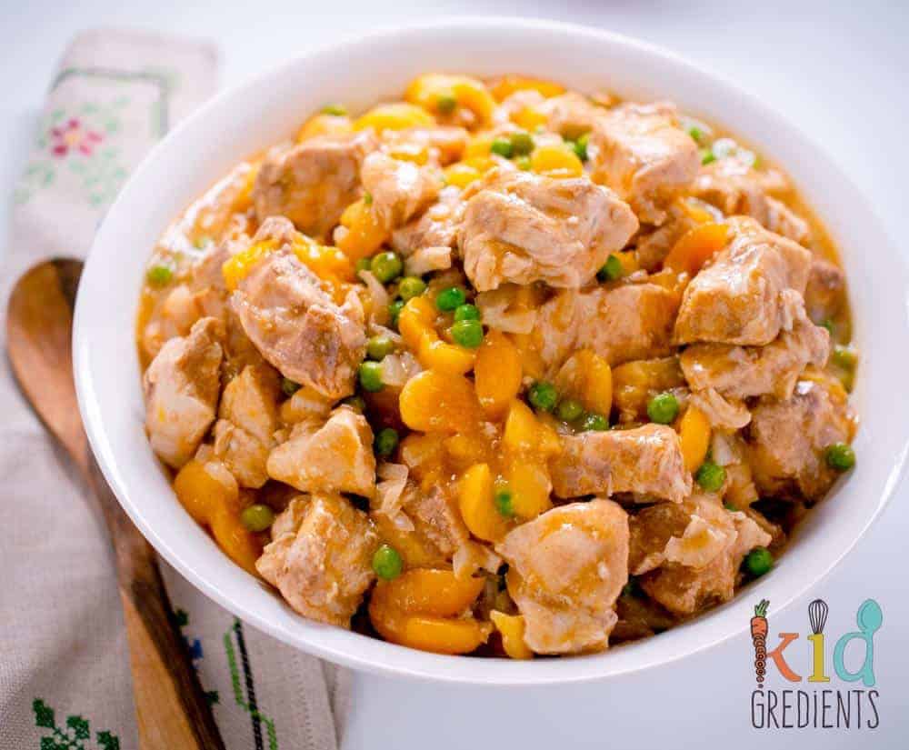 slow cooker apricot chicken in a bowl post cooking