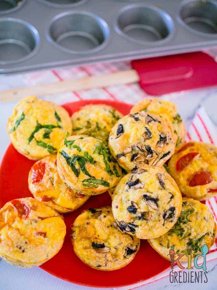5 ingredients eggy quinoa cups. The perfect gluten free, freezer friendly snack, breakfast or lunchbox item. Packed with veggies and protein!