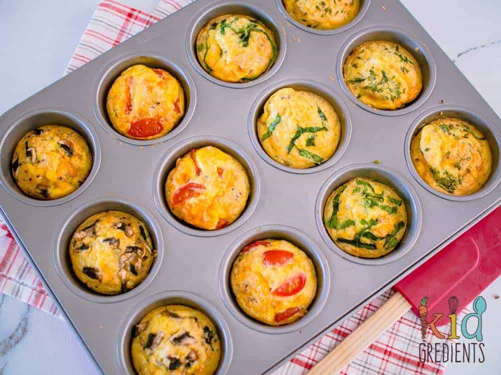 5 ingredients eggy quinoa cups. The perfect gluten free, freezer friendly snack, breakfast or lunchbox item. Packed with veggies and protein!
