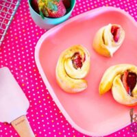 These 5 ingredient strawberry scrolls are delicious and easy to make! Freezer friendly and great for popping in the lunchbox. 5 simple ingredients that make the strawberries shine! #recipe #lunchbox #strawberry #yoghurtdough #scrolls #kidsfood #kidfriendly #blw
