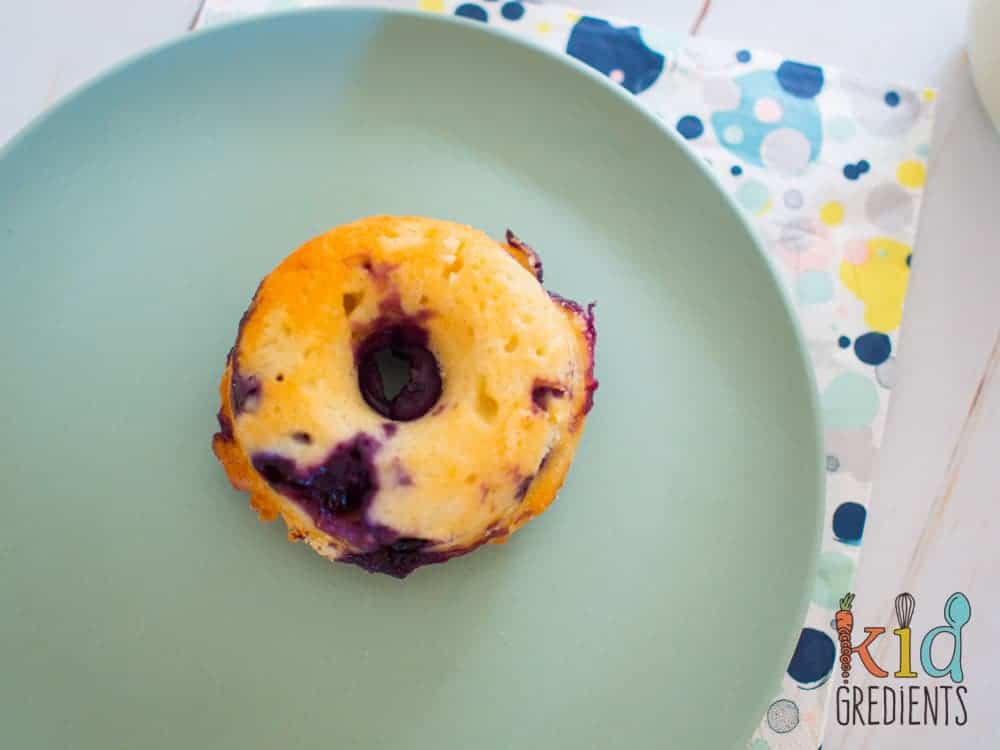 Blueberry yoghurt donuts, the best sugar free donuts you can bake! Delicious and kid friendly! #kidsfood #baked #blueberry #donuts #familyfoo #healthyfood #healthykids