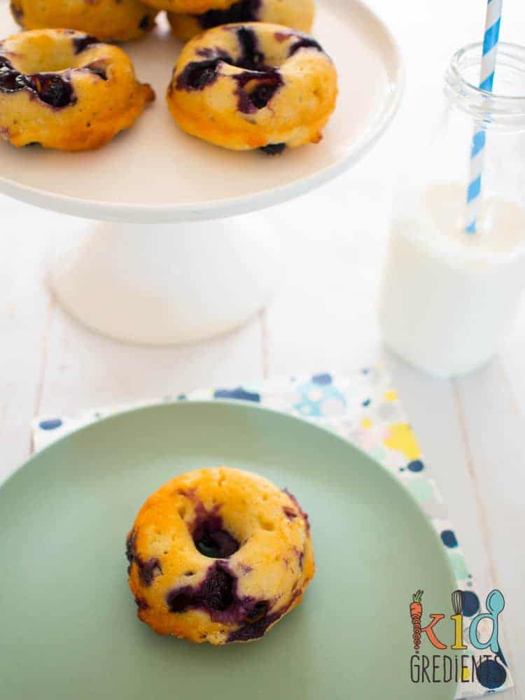 Blueberry yoghurt donuts, the best sugar free donuts you can bake! Delicious and kid friendly! #kidsfood #baked #blueberry #donuts #familyfoo #healthyfood #healthykids