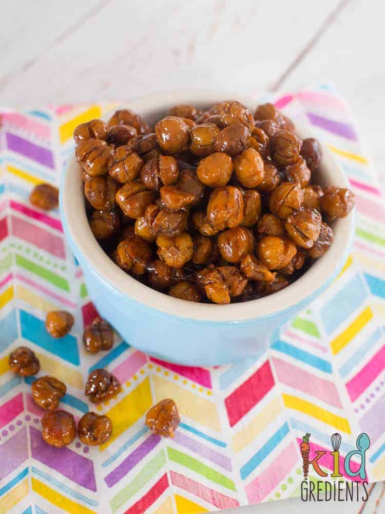 maple vanilla roasted chickpeas, only 4 ingredients and perfect for the lunchbox!