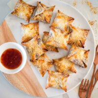 baked veggie wontons on a plate with sweet chilli sauce