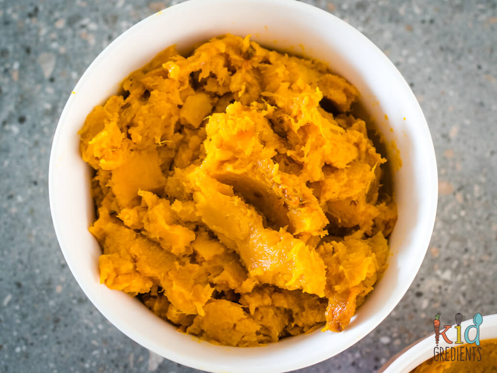 mashed pumpkin in a bowl, showing the texture os mashed pumpkin puree