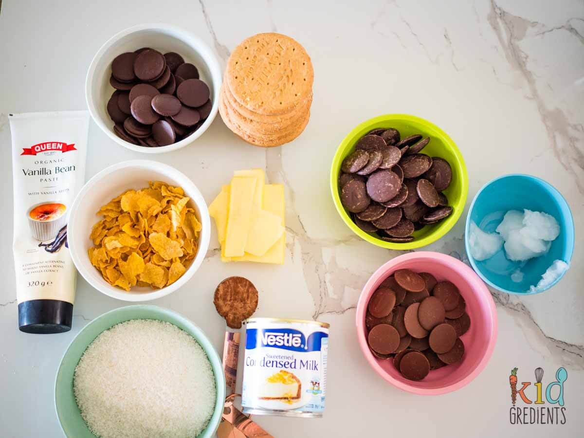 ingredients: chocolate, vanilla, corn flakes, desiccated coconut, cocoa, butter and sweetened condensed milk
milk chocolate, dark chocolate and coconut oil
