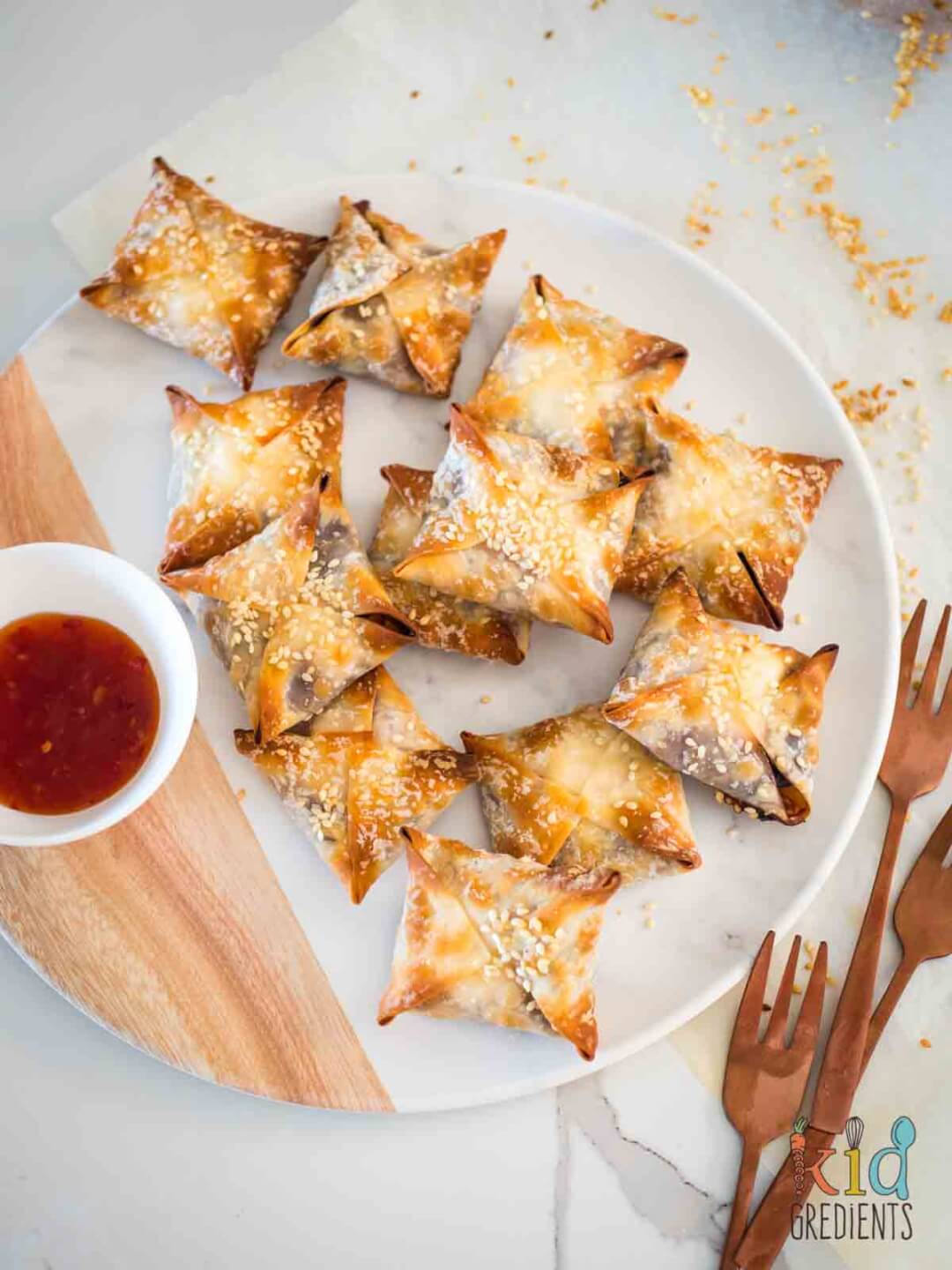 Baked Veggie Wontons on a plate with sweet chilli sauce